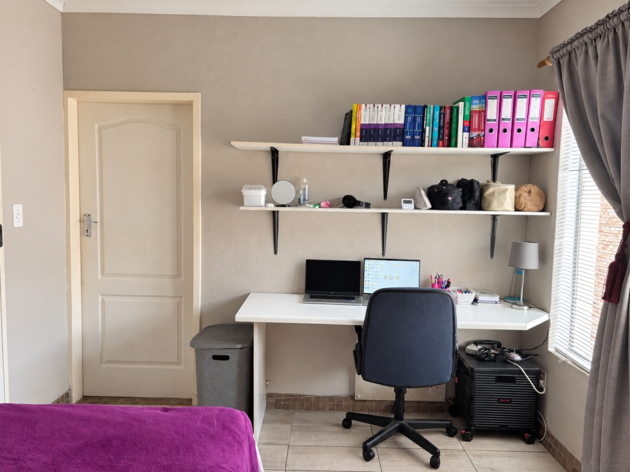 To Let 1 Bedroom Property for Rent in Kannoniers Park North West
